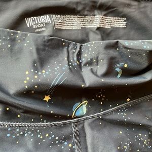 Victoria’s Sport cropped space leggings